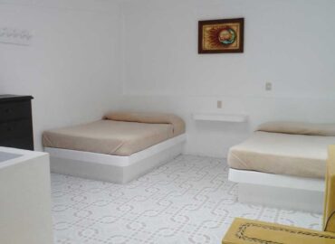 Recámara con dos camas matrimoniales