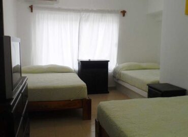 Cuarto con tres camas matrimoniales